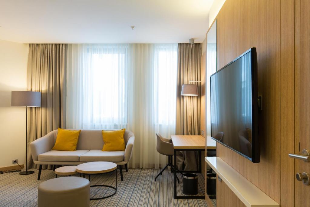 TV a/nebo společenská místnost v ubytování Courtyard by Marriott Banja Luka