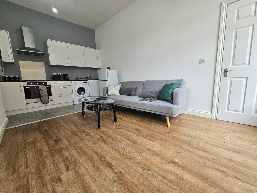 uma sala de estar com um sofá e uma mesa em Bee Accommodations Backways em Leicester