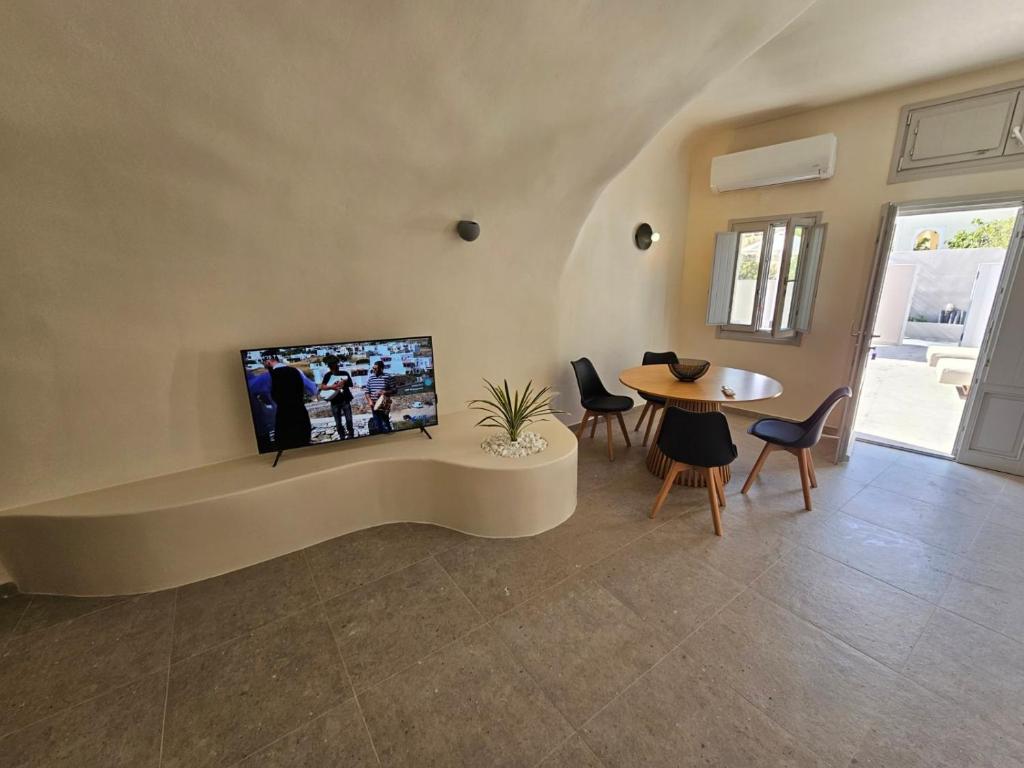 TV a/nebo společenská místnost v ubytování Petroma Cave Suites