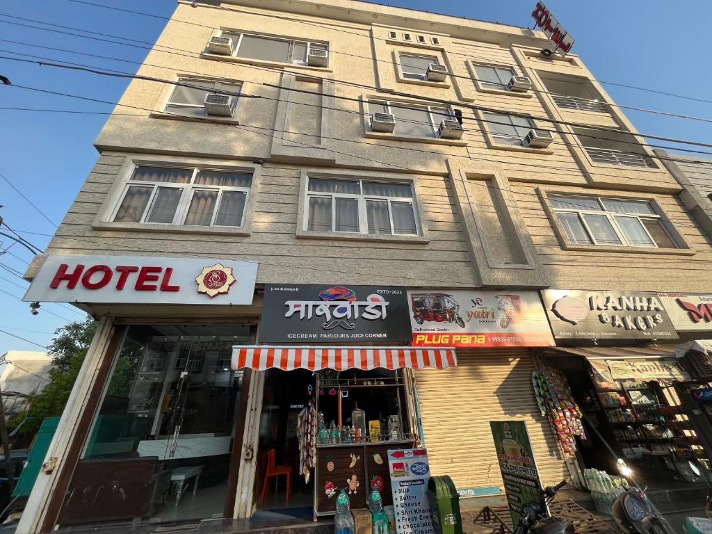 un edificio con un negozio di fronte di Hotel Shree A unit of THC Group a Kota