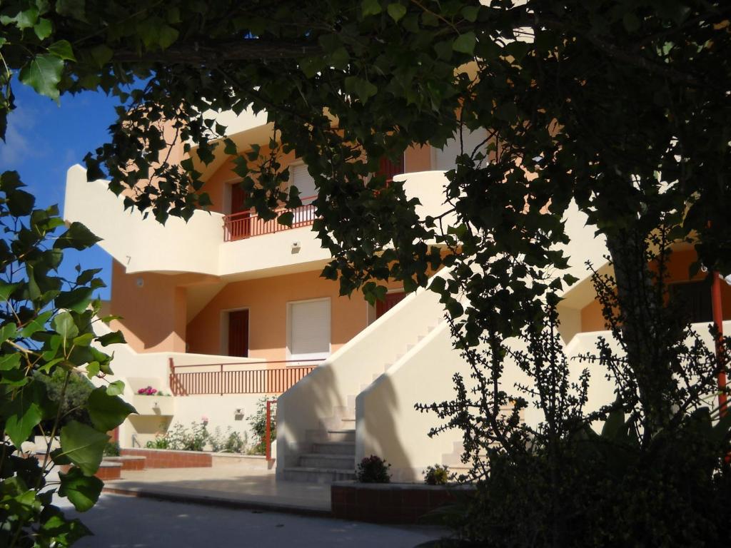 ein Gebäude mit einer Treppe davor in der Unterkunft Stella di Mare Appartamenti in Marsala