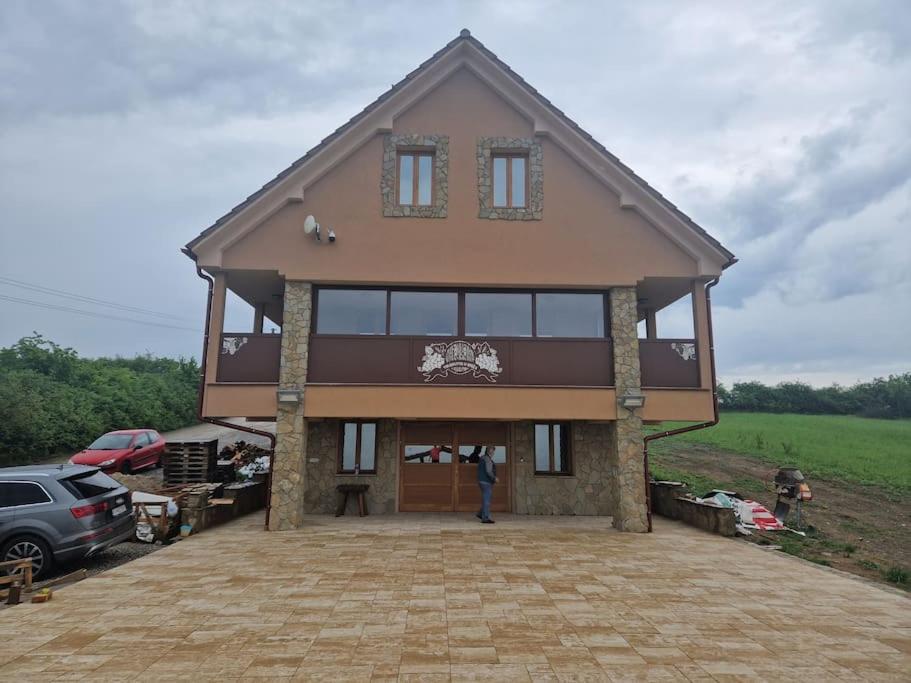 Budova, kde se vila nachází