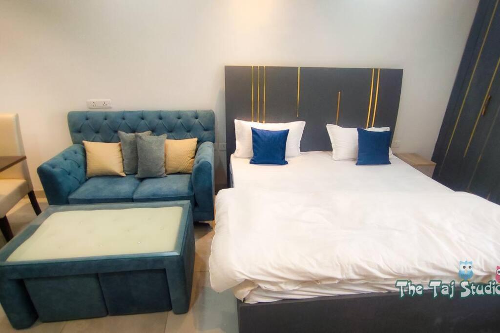 Postel nebo postele na pokoji v ubytování Self Checkin- Luxury Home in Central Noida #Party & Stay