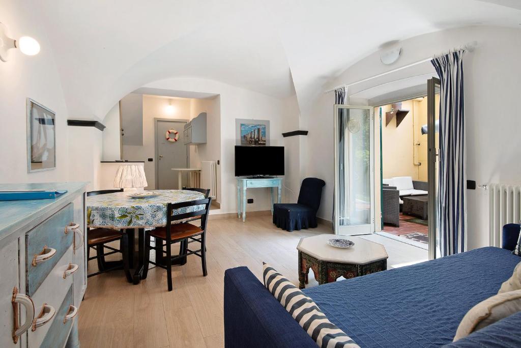 a living room with a bed and a dining room at Oceane Paradise - Luigi 14 in Levanto