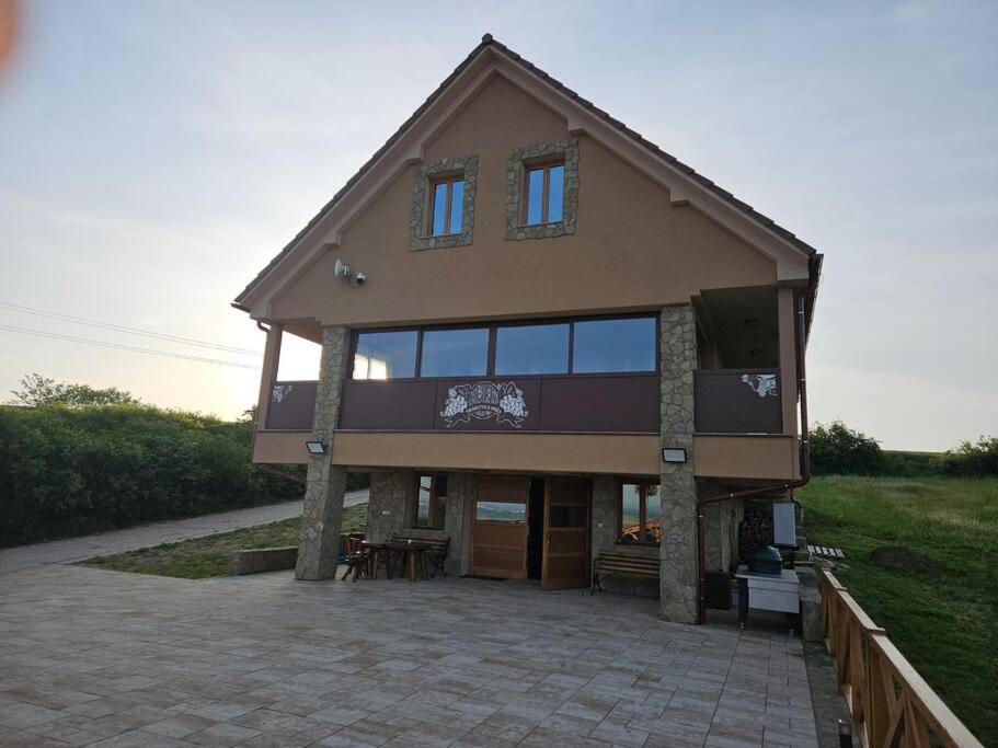 Budova, kde se vila nachází
