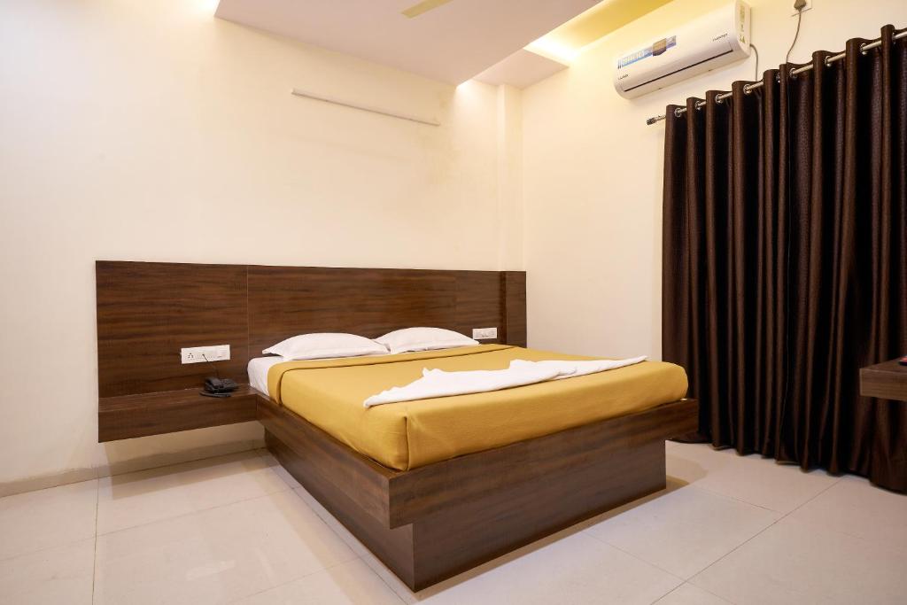 A bed or beds in a room at Hotel Ranjan Deluxe