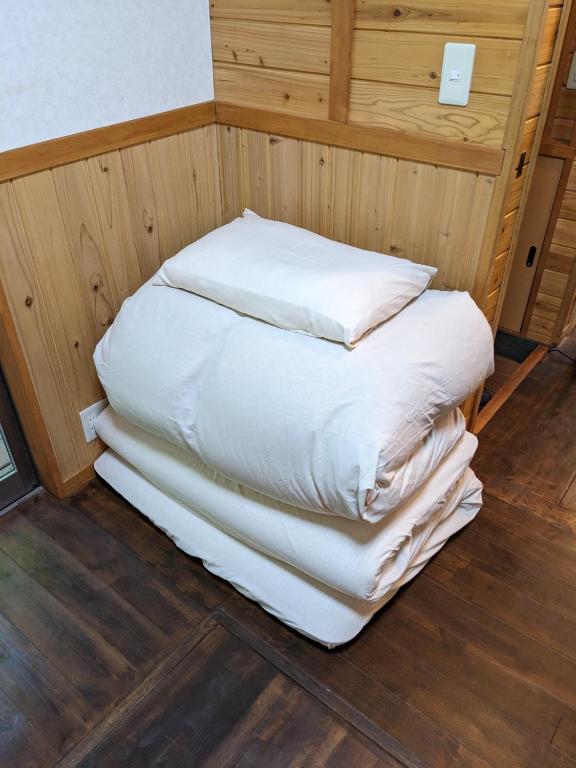 Postel nebo postele na pokoji v ubytování 山と池
