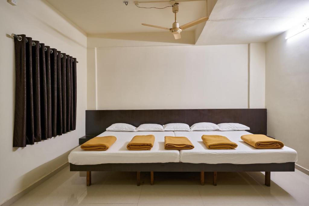 Hotel Ranjan Deluxe - 6床混合寮の部屋