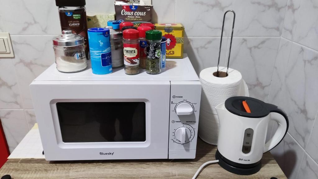 a microwave sitting on a counter next to a blender at La Merced Centro Rooms in Málaga