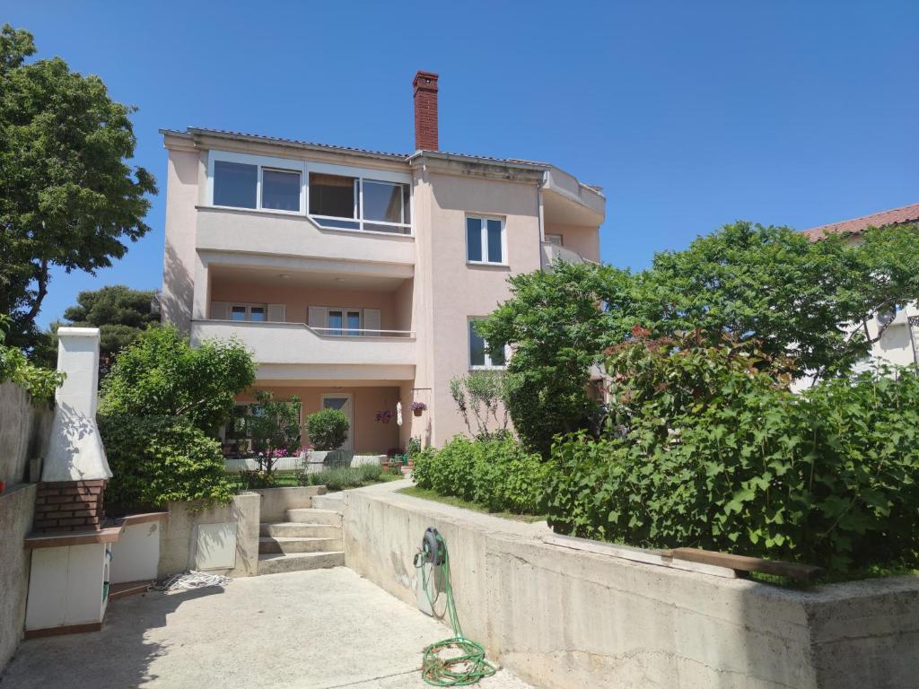 Το κτήριο όπου στεγάζεται  το διαμέρισμα