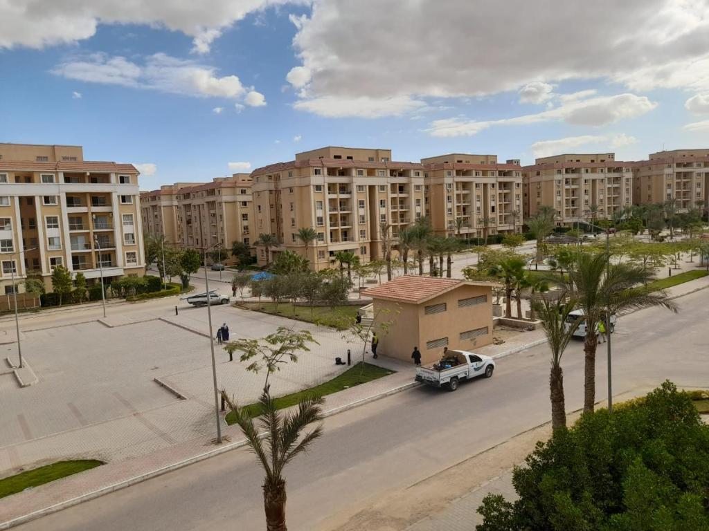 Blick auf eine Straße mit großen Apartmentgebäuden in der Unterkunft Relax view apartment in Madinat as-Sadis min Uktubar