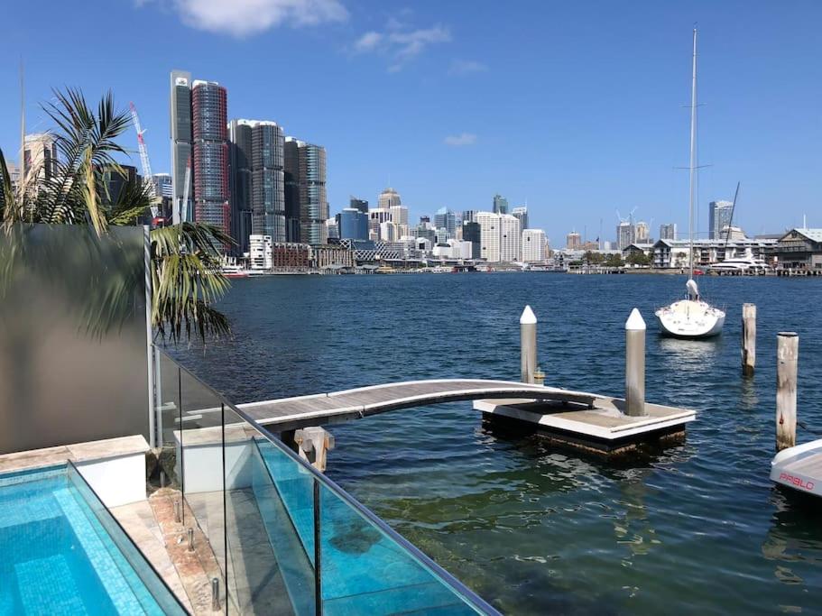 - une piscine dans l'eau avec vue sur la ville dans l'établissement House with the pool on the edge of Sydney Harbour!, à Sydney
