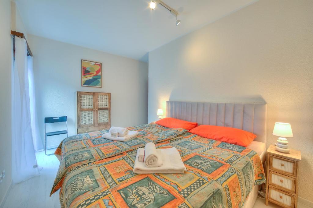 Postel nebo postele na pokoji v ubytování Emotion Lake View - Happy Rentals