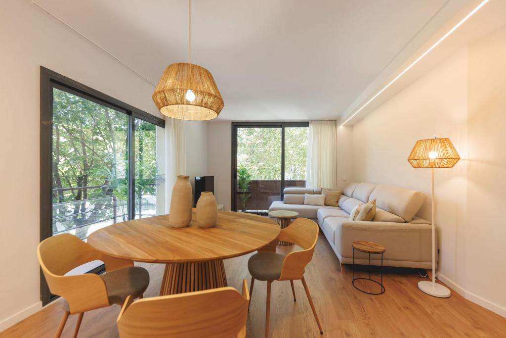 a living room with a table and a couch at Bravissimo Devesa, 3 bedrooms and near the parc in Girona