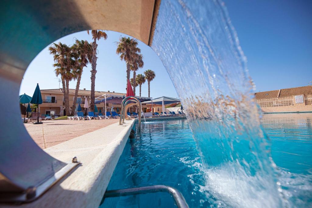 - une piscine avec une fontaine dans l'établissement Destino De Sol De Los Alcazares, à Los Alcázares