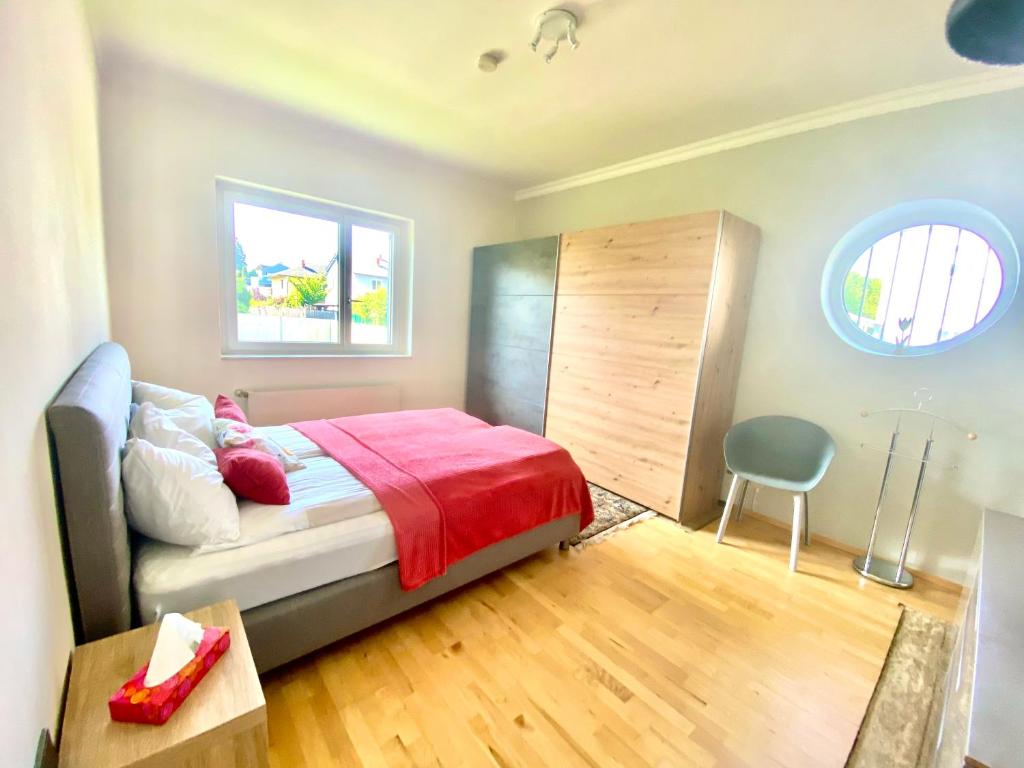 クラーゲンフルトにあるBig Apartment With Gardenのベッドルーム1室(ベッド1台、椅子付)
