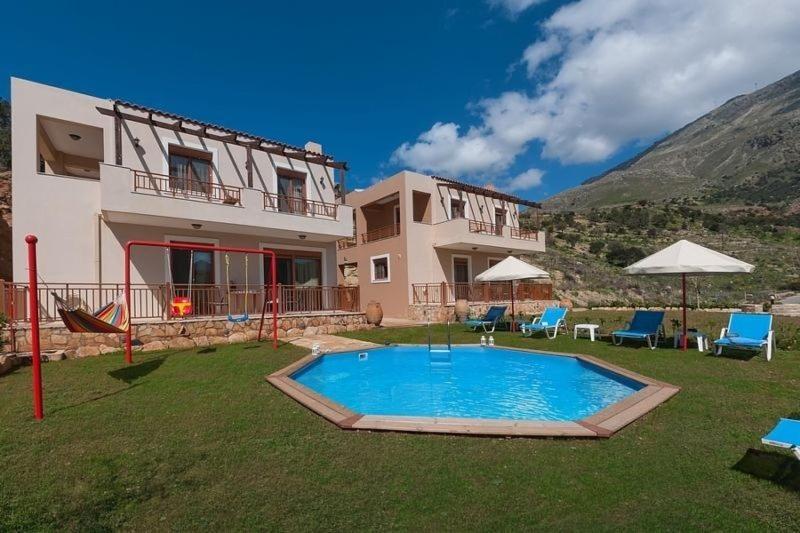 une maison avec une piscine dans la cour dans l'établissement Villa Nikos with Private Pool, à Triopetra