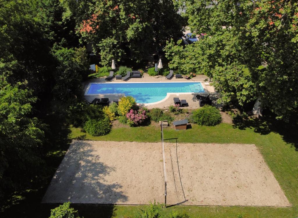 Bazén v ubytování Hotel Platán nebo v jeho okolí