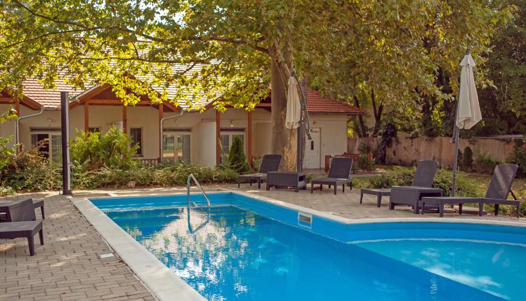 Bazén v ubytování Hotel Platán nebo v jeho okolí