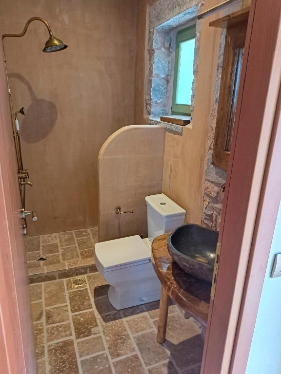 Koupelna v ubytování Arapis Rooms & Suites