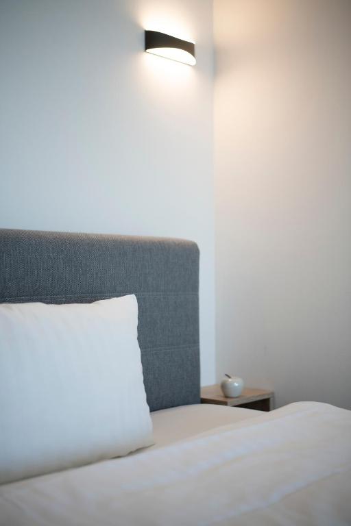 Postel nebo postele na pokoji v ubytování Smart & Stay Aparthotel Saarlouis Lisdorf - Self-Check-In - Free Parking