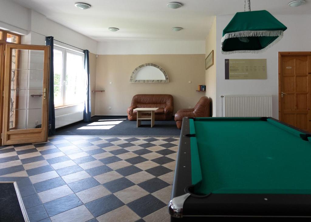 Biliár nebo kulečník v ubytování Hotel Platán