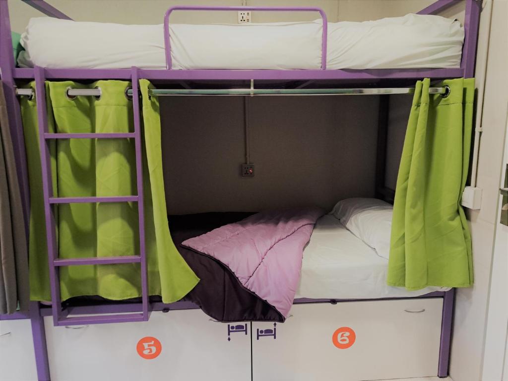 Cama o camas de una habitación en Scout Madrid Hostel