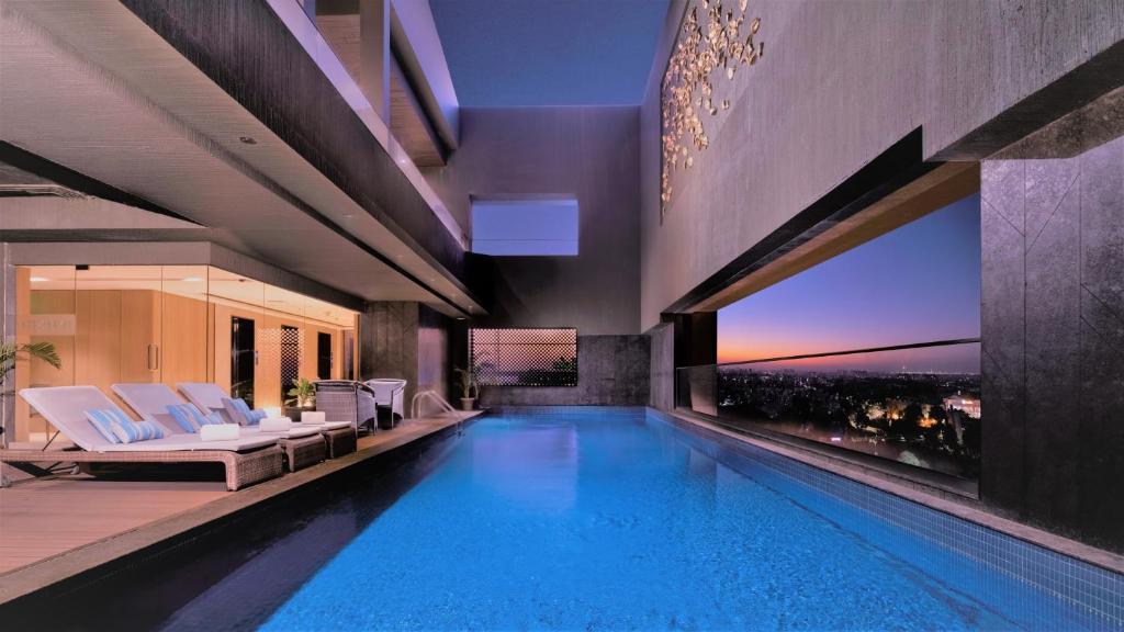 - une piscine dans une maison avec vue dans l'établissement Courtyard by Marriott Vadodara, à Vadodara