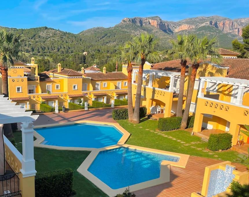 una vista aérea de una casa con piscina en Nice 4 Person apartment residence La Sella Golf Resort Marriott Denia, en Pedreguer