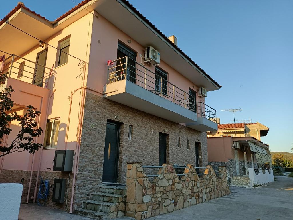 ein Gebäude mit Balkon darüber in der Unterkunft Anna Apartments in Agiokampos