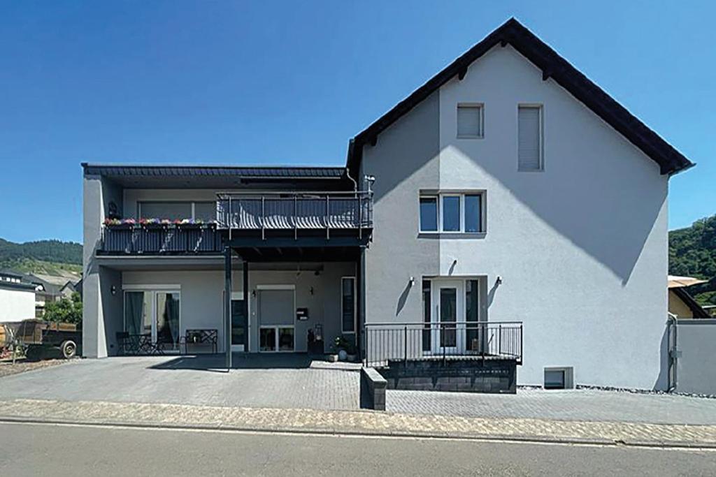 a large white house with a large driveway at Görg Ferienwohnungen in Kröv