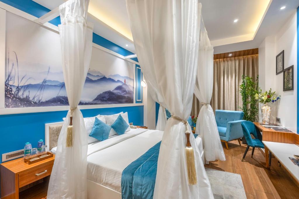 Postel nebo postele na pokoji v ubytování Clarion Hotel Dehradun