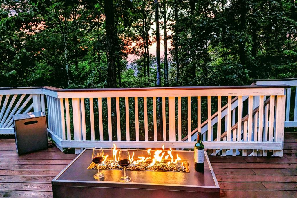 un tavolo con due bicchieri di vino su una terrazza di Mountain Views w/ 2 King Beds & Fire Table a Harper's Ferry