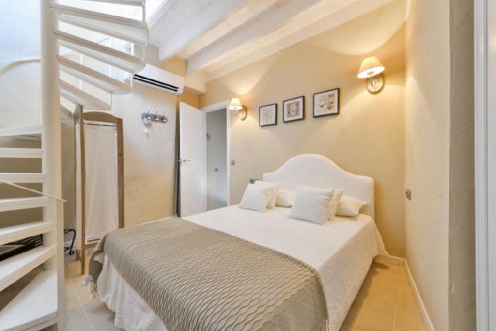 Postel nebo postele na pokoji v ubytování Dalt Vila House
