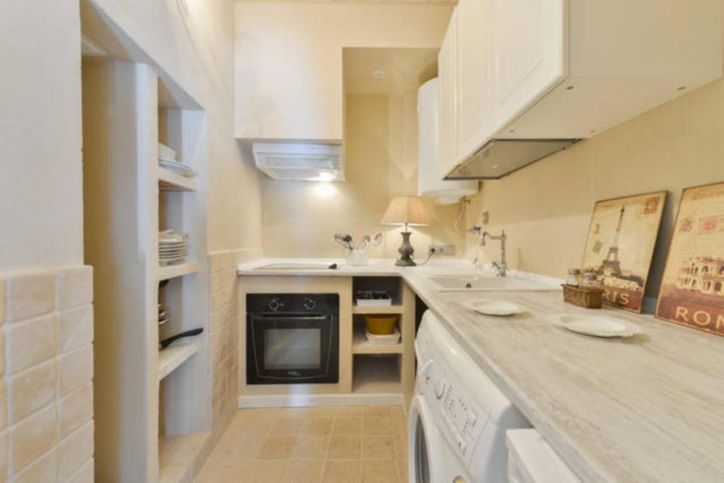 Kuchyň nebo kuchyňský kout v ubytování Dalt Vila House