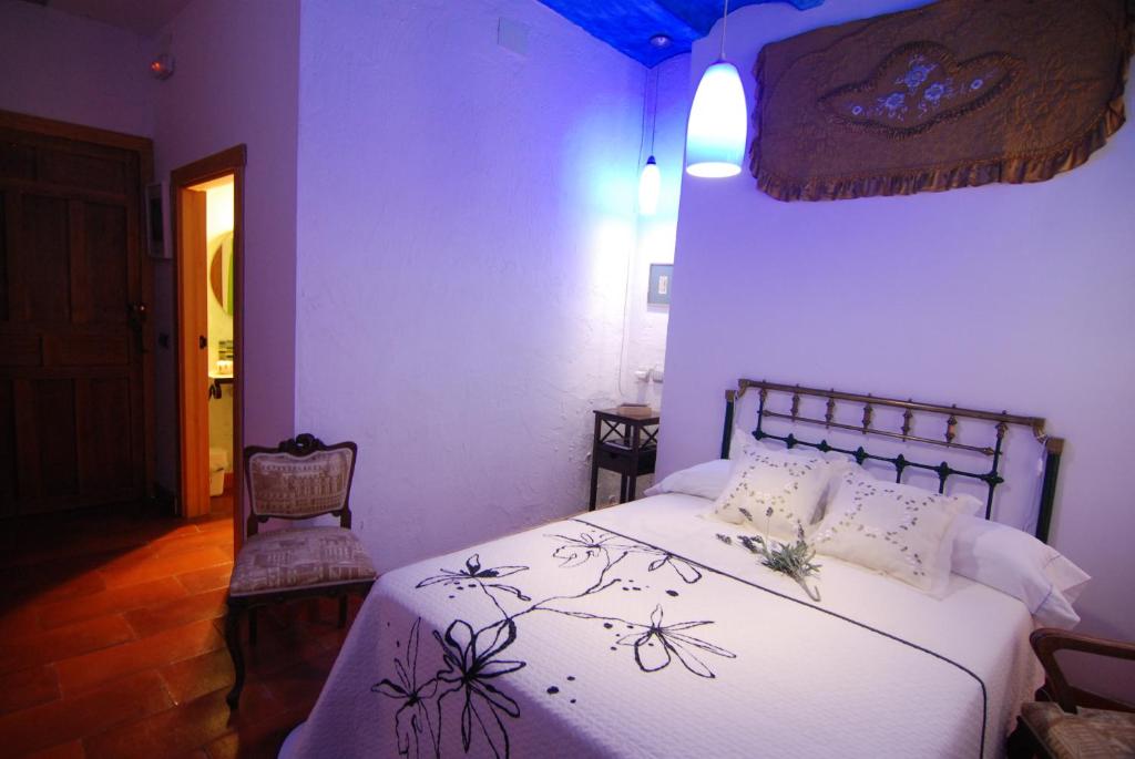 A bed or beds in a room at Casa Rural Santa Ana