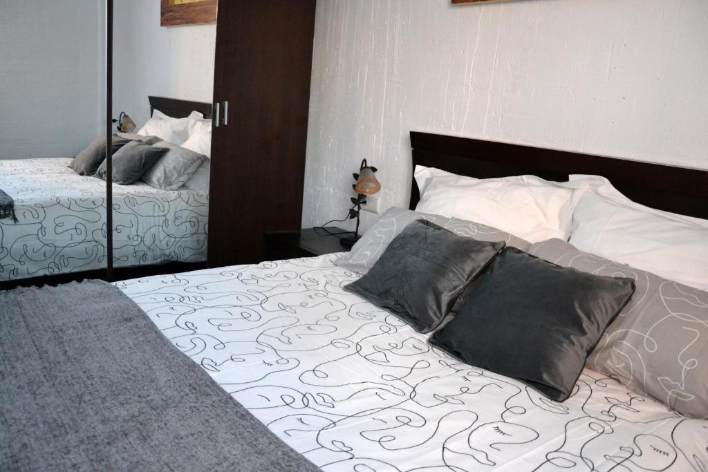 מיטה או מיטות בחדר ב-Apartamentos La Sierra