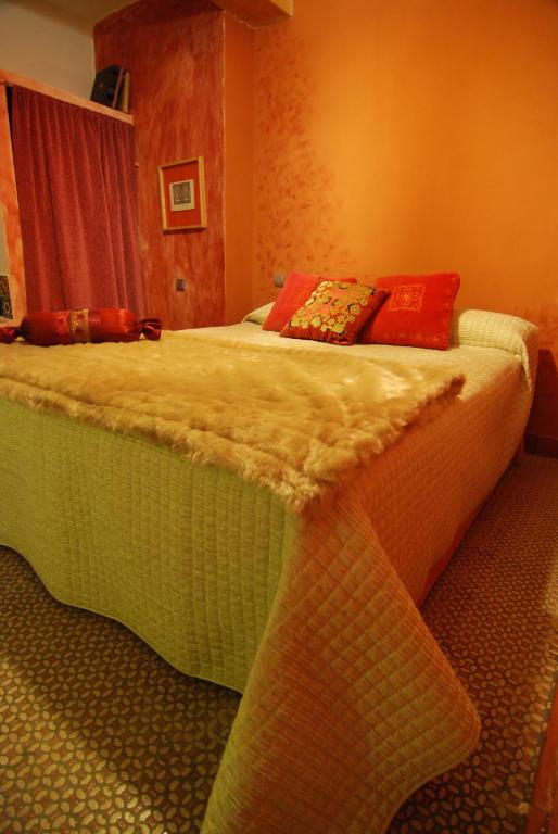 A bed or beds in a room at Casa Rural Santa Ana