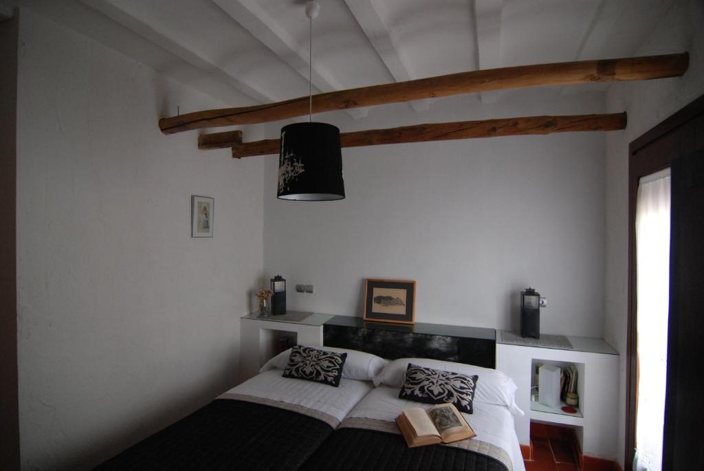 A bed or beds in a room at Casa Rural Santa Ana