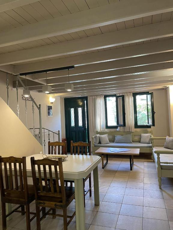 Posedenie v ubytovaní Cozy Residences in the center of Volissos Village - Lydia Lithos-