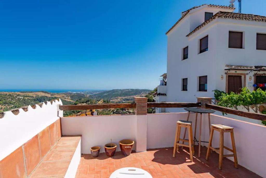 widok z balkonu domu z stołkami w obiekcie La casita de Casares w mieście Casares