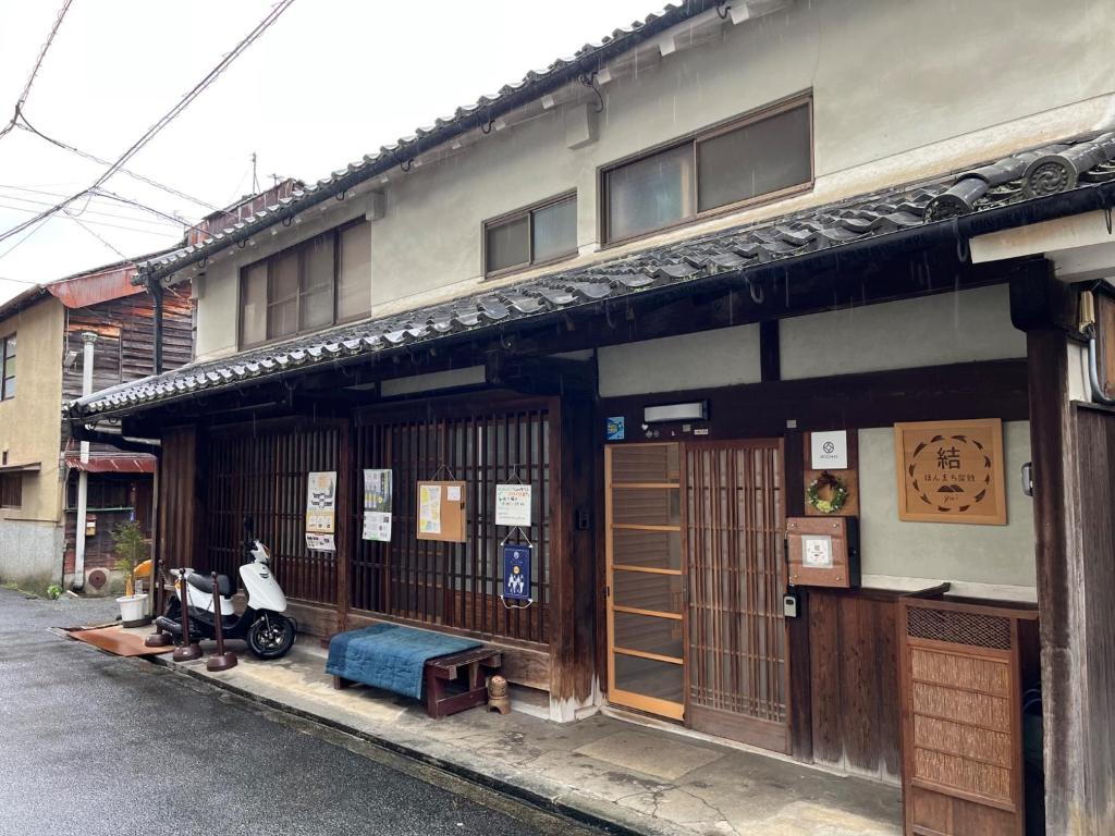 un scooter estacionado frente a un edificio en Yoshino-gun - House - Vacation STAY 61738v, en Kami-ichi