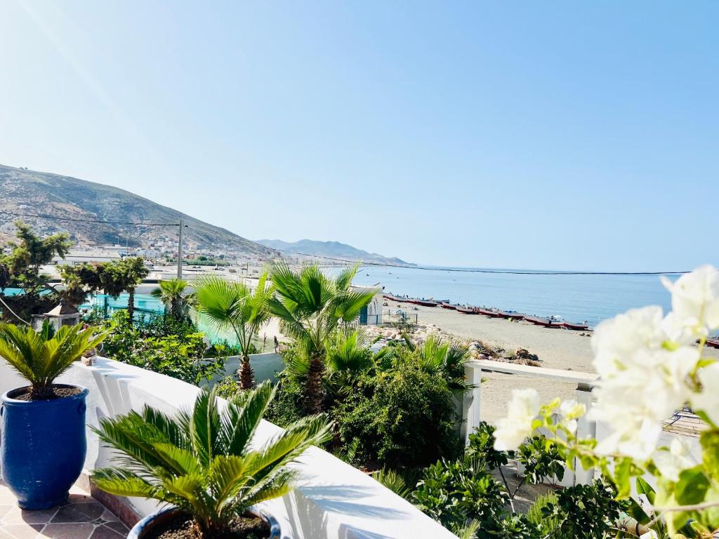 uitzicht op het strand vanaf het balkon van een resort bij DAR EL CADI -Quaa Assrasse- in Kaa Asras