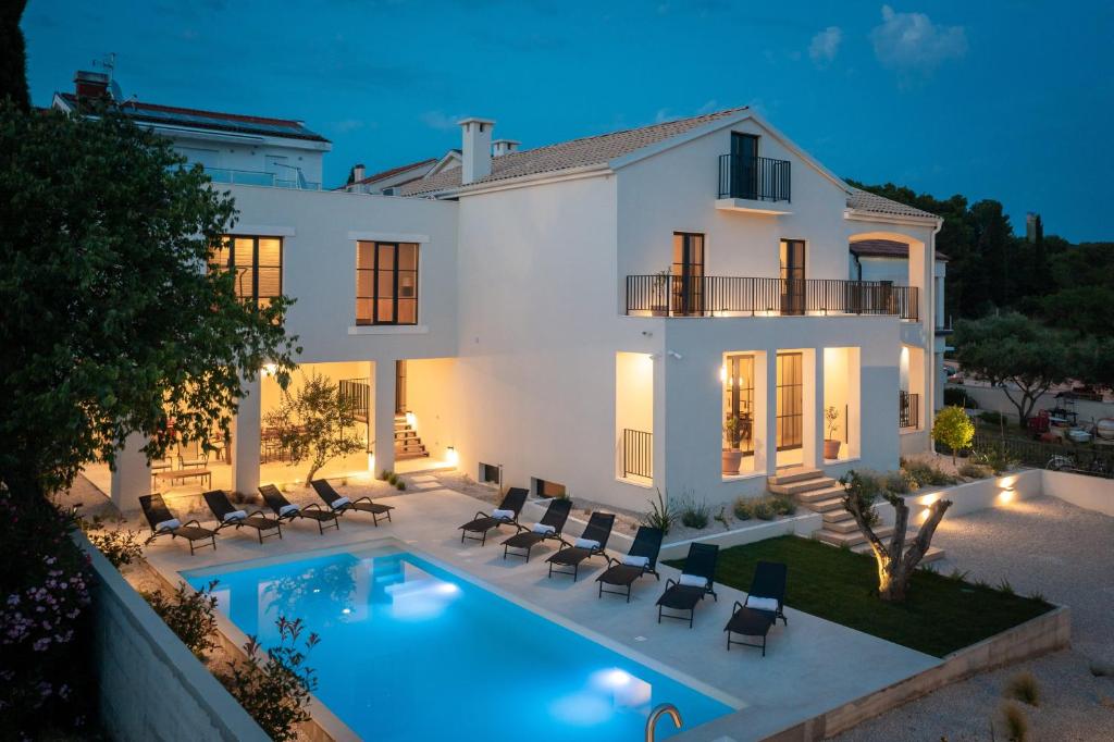 Hồ bơi trong/gần Villa Medici Dalmatia - Amazing 5-bedroom home with heated pool, wellness and gameroom