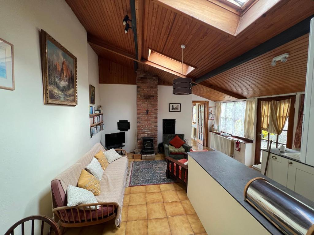 ein Wohnzimmer mit einem Sofa und einem Tisch in der Unterkunft The Old Bakery in Alderney