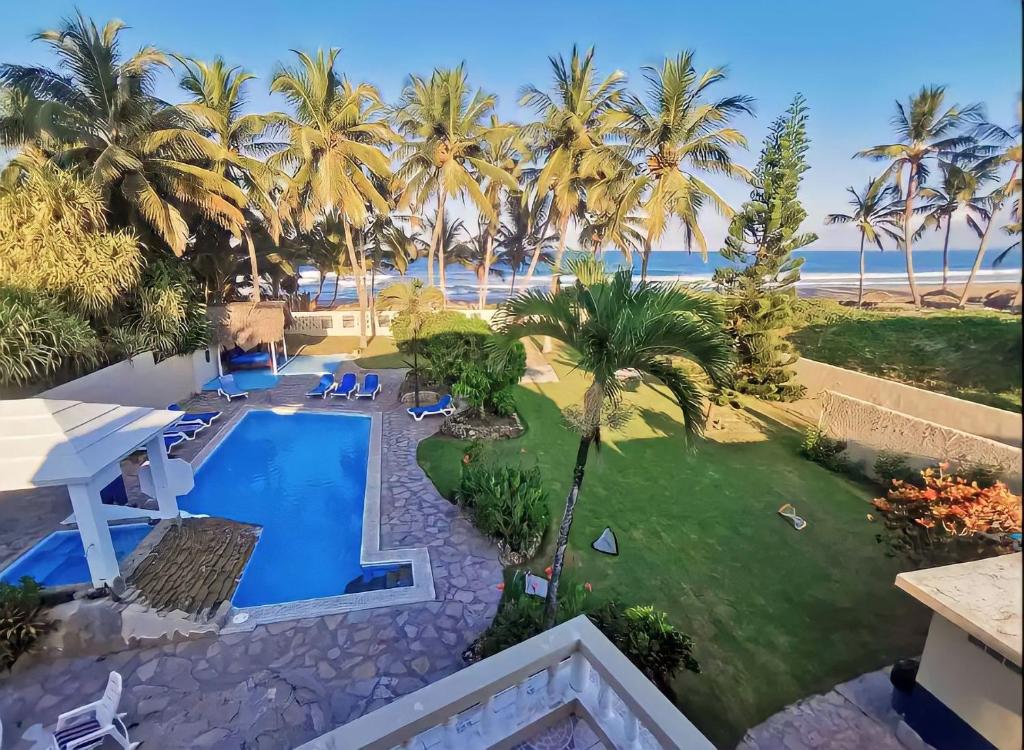 Pemandangan kolam renang di Stunning Oceanfront Villa in Cabarete, Dominican Republic atau berdekatan