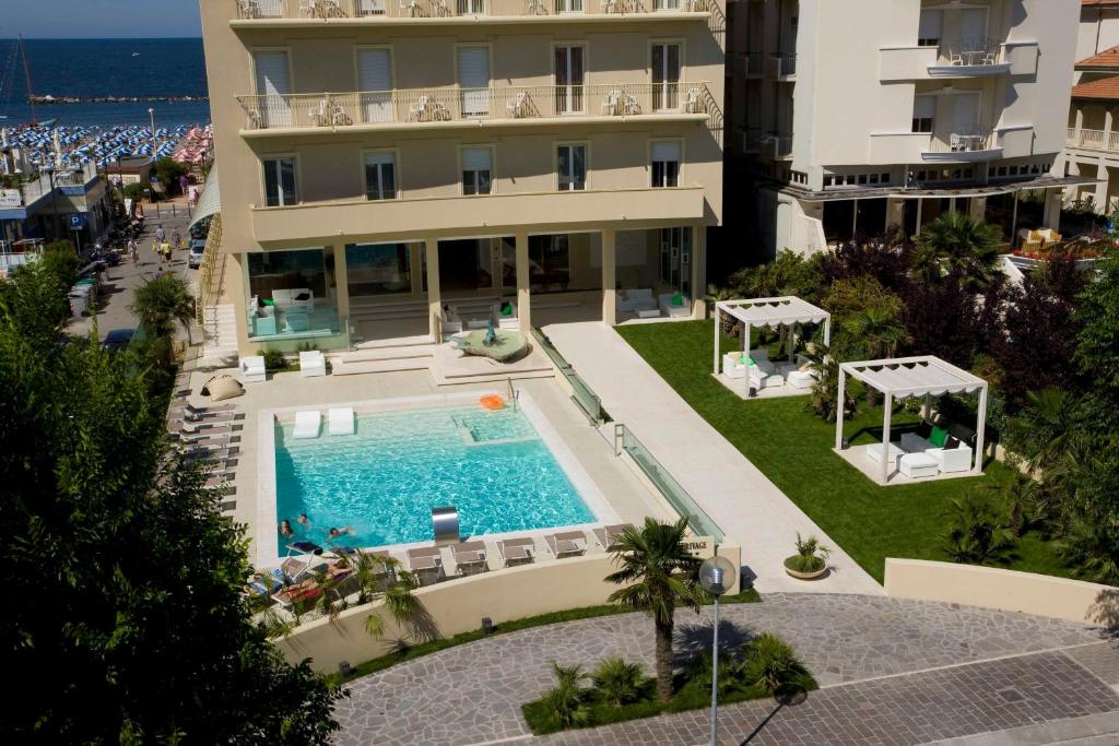 Bazén v ubytování Hotel Beaurivage nebo v jeho okolí