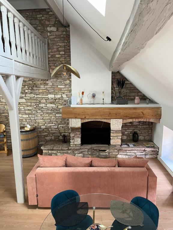 Posezení v ubytování Les clos de Givry - Clos Théodore - Appartement 88m2 climatisé avec sauna et petite terrasse
