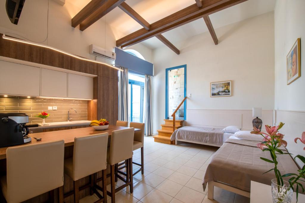 Kuchyň nebo kuchyňský kout v ubytování Captain's House Hotel Suites & Apartments