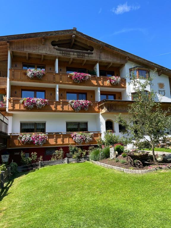 ein großes Gebäude mit Blumenkästen auf den Balkonen in der Unterkunft Apartment Sonnwend in Reith im Alpbachtal